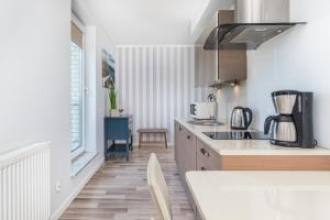 Kuchyňa alebo kuchynka v ubytovaní Apartamenty Feniks by Noclegi Renters
