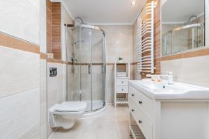 Kúpeľňa v ubytovaní Apartamenty Feniks by Noclegi Renters