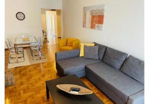 een woonkamer met een bank en een tafel bij Cozy Apartment in Central Athens - Sleeps 6 in Athene