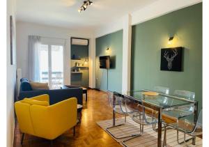 Posedenie v ubytovaní Cozy Apartment in Central Athens - Sleeps 6