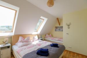 Łóżko lub łóżka w pokoju w obiekcie Iseroase House Deluxe