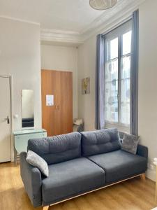 パリにあるStudio Poisson 1のリビングルーム(青いソファ、テレビ付)