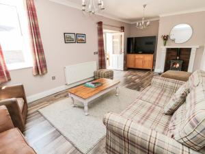 a living room with two couches and a coffee table at Deanrise in Alnwick