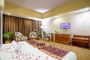 een hotelkamer met een slaapkamer met een bed en een piano bij Hotel Star Pacific in Sylhet