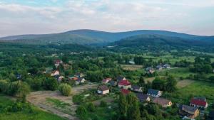 widok z lotu ptaka na małą wioskę w górach w obiekcie Iseroase House Deluxe w mieście Pobiedna