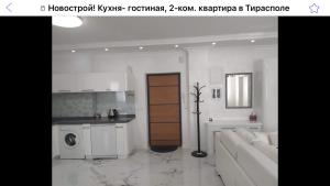ティラスポリにあるHPC Luxury Apartamentsのソファとキッチンのあるリビングルーム