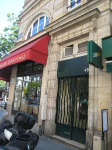 un magasin devant un bâtiment dans une rue dans l'établissement Studio Grands Boulevards, à Paris