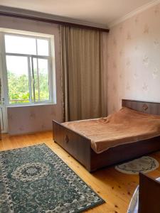 Un dormitorio con una cama grande y una ventana en Rey 2, en Nabran