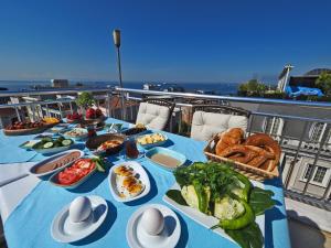 una mesa con platos de comida en un crucero en The Sunrise Hotel, en Estambul