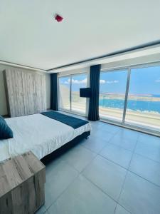 a bedroom with a bed with a view of the ocean at Hotel VIU57 in Mellieħa