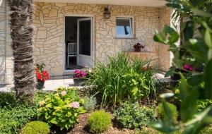Κήπος έξω από το Apartman Lori