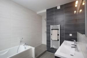 Ένα μπάνιο στο Appartement Tournette - Vue Lac
