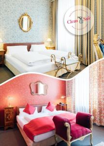pokój hotelowy z 2 łóżkami i kanapą w obiekcie Das Kleine Hotel in ruhiger Stadtlage w mieście Wiesbaden
