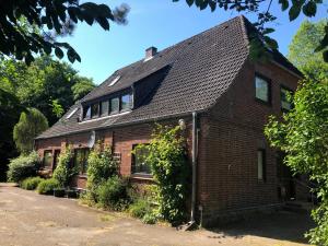 an old brick house with a gambrel roof at Alte Schule Meyn in Meyn