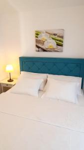 Posteľ alebo postele v izbe v ubytovaní Apartments with sea view