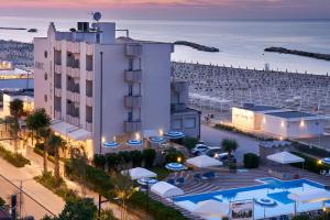 una vista aérea de un hotel y de la playa en Hotel Atlantic, en Rímini