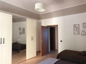 a bedroom with a bed and a mirror at La Casa Sulla Scogliera in Cefalù