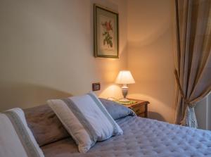 A bed or beds in a room at Podere Mocai - Cottage nel bosco