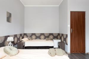 グダニスクにあるGuesthouse Balticのベッドルーム1室(ベッド2台付)と部屋のドア1室が備わります。