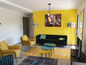Posezení v ubytování L'appartement JARDIN avec vue montagnes