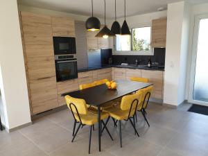 Kuchyň nebo kuchyňský kout v ubytování L'appartement JARDIN avec vue montagnes