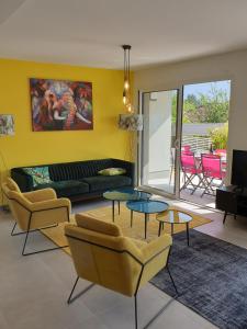 Posezení v ubytování L'appartement JARDIN avec vue montagnes