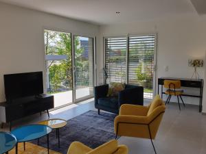 TV a/nebo společenská místnost v ubytování L'appartement JARDIN avec vue montagnes