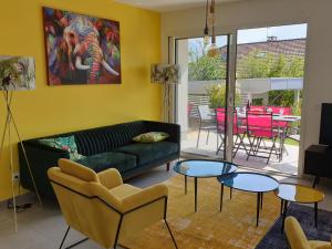 Posezení v ubytování L'appartement JARDIN avec vue montagnes