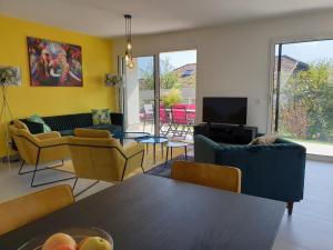 TV a/nebo společenská místnost v ubytování L'appartement JARDIN avec vue montagnes