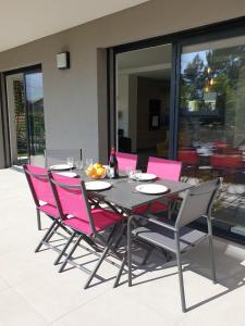 Posezení v ubytování L'appartement JARDIN avec vue montagnes