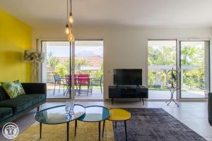 Posezení v ubytování L'appartement JARDIN avec vue montagnes