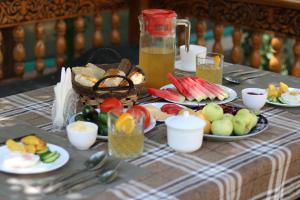 una mesa con platos de comida en una mesa en Chinor Garden Hotel - Free Airport Pick-up and Drop-Off, en Tashkent