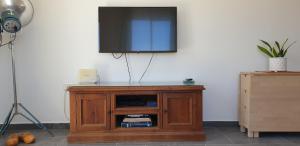 TV a/nebo společenská místnost v ubytování Athena and The Owl Beachside Apt