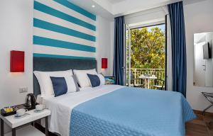A bed or beds in a room at Hotel Angelina
