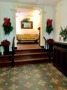 フンシャルにあるVitorina Corte Guesthouseのリビングルーム(ソファ、クリスマスの装飾付)