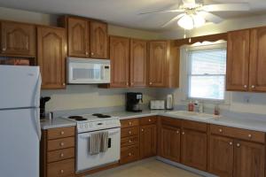 Een keuken of kitchenette bij The Lake House at Turtle Cove: Cozy relaxing lake home with dock on wooded lot.