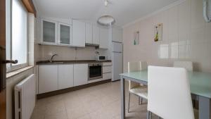 A kitchen or kitchenette at Apartamento Loli 4