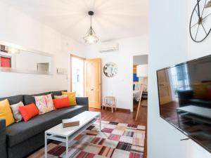 Televízia a/alebo spoločenská miestnosť v ubytovaní Holi-Rent Santa Marina