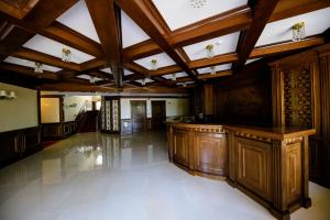 a large room with wooden ceilings and wooden cabinets at La Casa cu Stuf in Baldovineşti