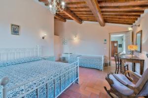 1 dormitorio con 1 cama, mesa y sillas en Agriturismo Corzano, en Barberino di Mugello