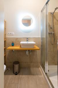 bagno con lavandino e doccia di Urbe10 Angel Suites 2 Bedrooms Apartment 2A a Málaga