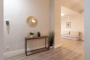 Ein Sitzbereich in der Unterkunft Urbe10 Angel Suites 2 Bedrooms Apartment 2A