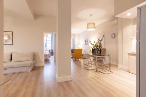 Ein Sitzbereich in der Unterkunft Urbe10 Angel Suites 2 Bedrooms Apartment 2A