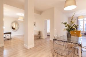 Ein Sitzbereich in der Unterkunft Urbe10 Angel Suites 2 Bedrooms Apartment 2A