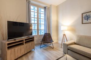 Televízia a/alebo spoločenská miestnosť v ubytovaní Urbe10 Angel Suites 2 Bedrooms Apartment 2A