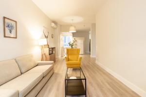 Ein Sitzbereich in der Unterkunft Urbe10 Angel Suites 2 Bedrooms Apartment 2A