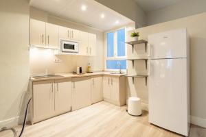 Küche/Küchenzeile in der Unterkunft Urbe10 Angel Suites 2 Bedrooms Apartment 2A