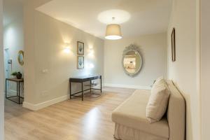 Ein Sitzbereich in der Unterkunft Urbe10 Angel Suites 2 Bedrooms Apartment 2A