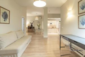 Ein Sitzbereich in der Unterkunft Urbe10 Angel Suites 2 Bedrooms Apartment 2A