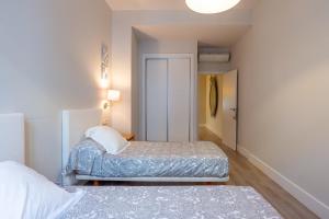 Ein Bett oder Betten in einem Zimmer der Unterkunft Urbe10 Angel Suites 2 Bedrooms Apartment 2A